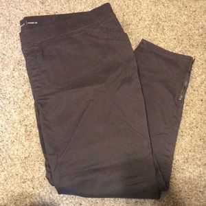 Lee modern series. Tapered leg trousers. Grey.